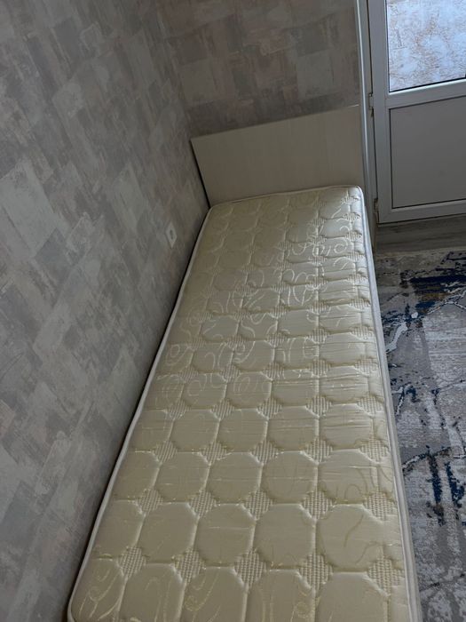 Кровать с матрасом.