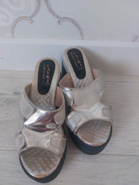 Шлепки на платформе