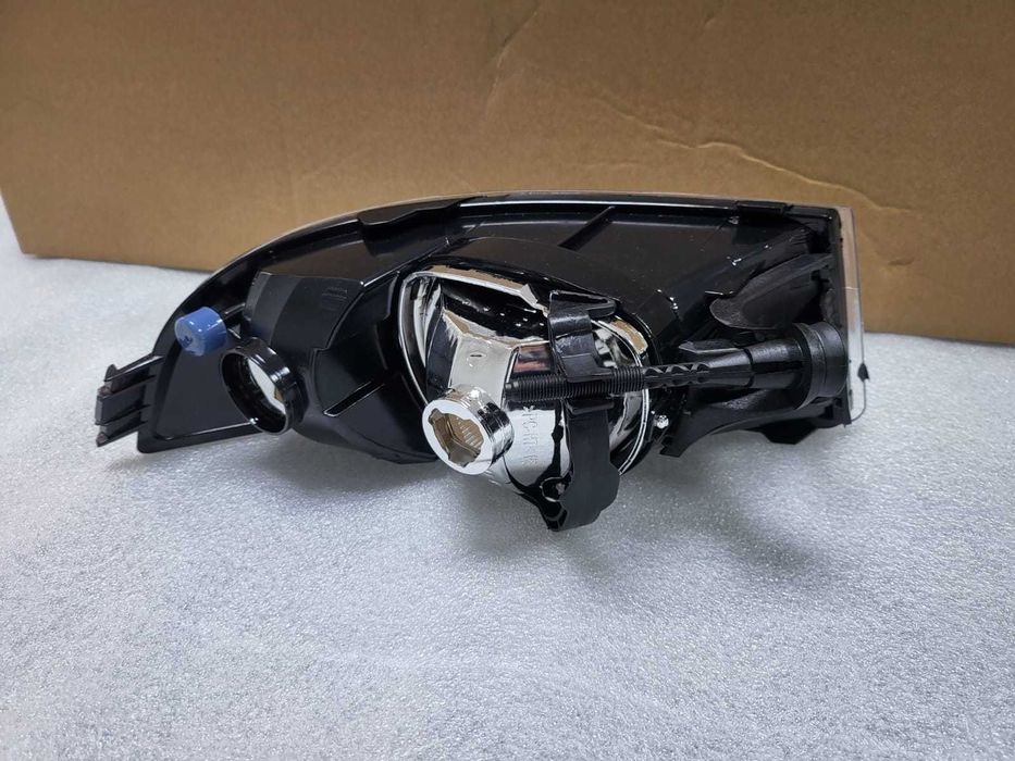 Противотуманка левый, правый ПТФ Skoda OCTAVIA A5