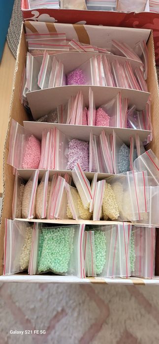 Голям комплект стъклени мъниста за бижута – 400+ пакетчета по 10-15г.