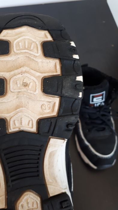 Продам зимние кроссовки.