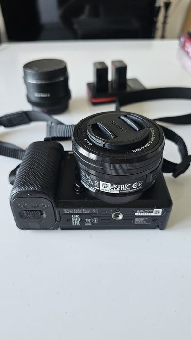 SONY ZV E10 1 cu 2 OBIECTIVE, 3 baterii incarcator