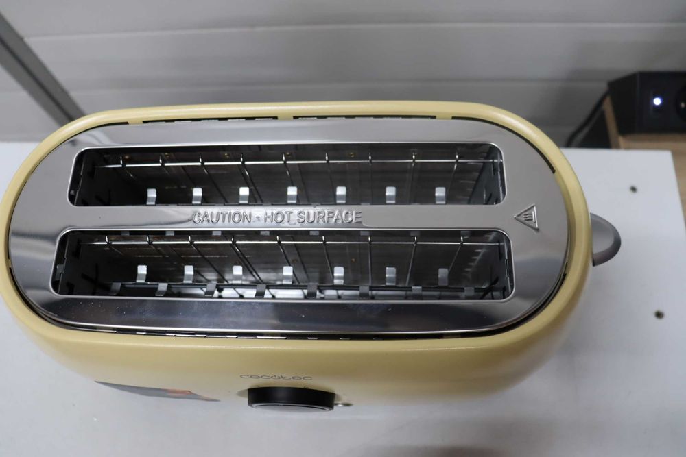 Тостер Cecotec ClassicToast Digital 15000 Yellow Extra Double, 1500 W, Капацитет за 4 филийки хляб, 2 екстра широки дълги отделения, LED светлина
