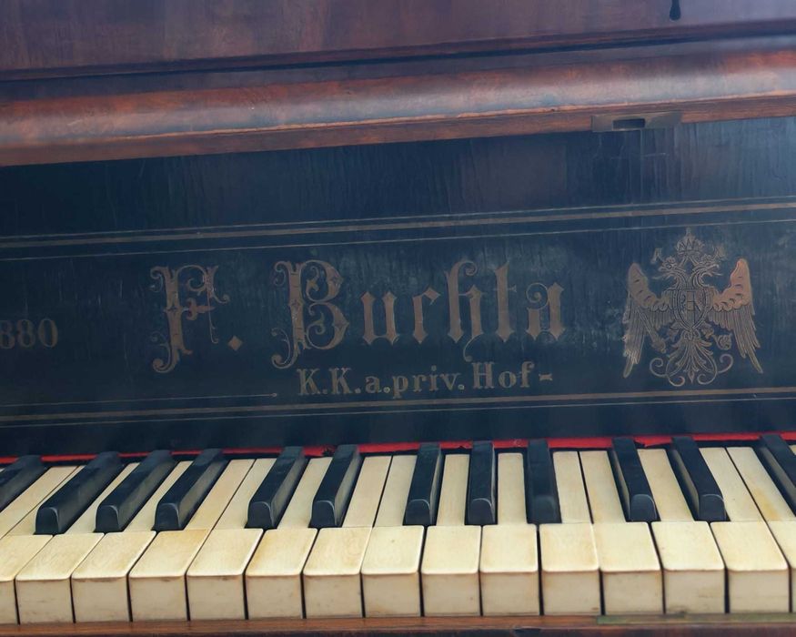 Pian antic cu coadă scurtă F. Burhta (Viena, cca. 1880) – Piesă de colecție / mobilier de epocă