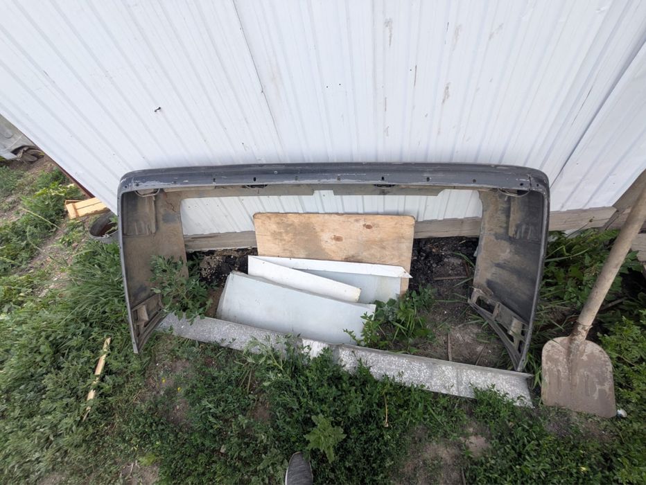 Продам задний бампер мерседес 124