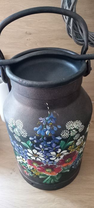 Pictură pe vase decorative