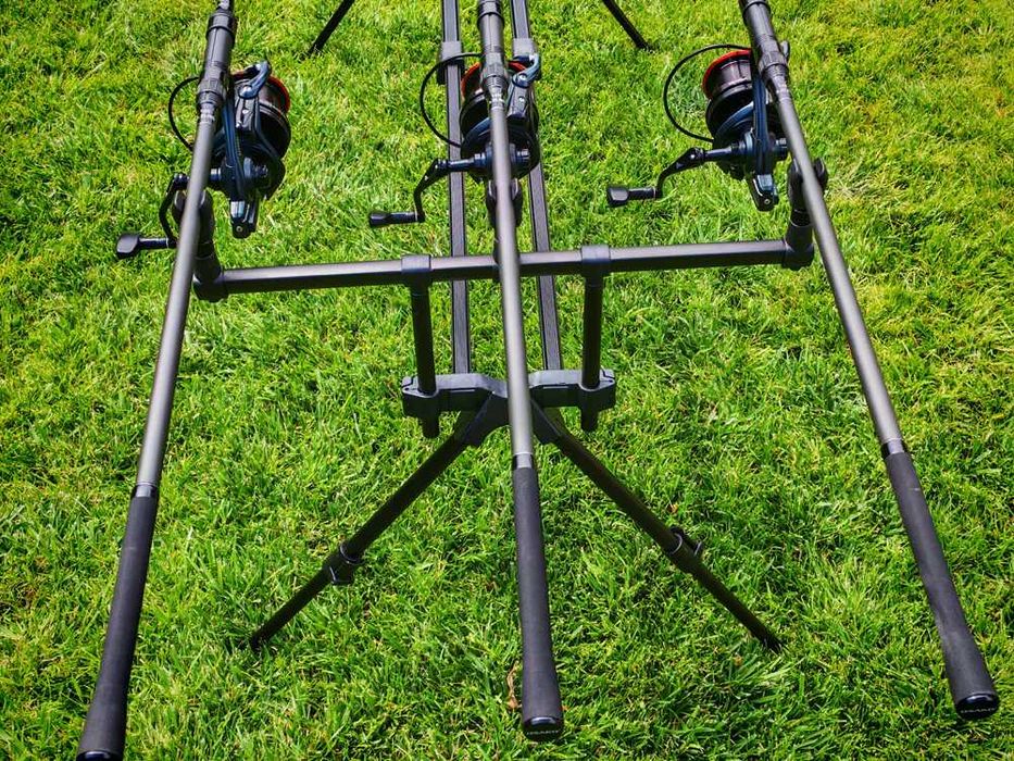 Шарански Комплект с 3бр. OSAKO AMG CARP TX5 3.60m/3.90m 3lbs + 3бр. Макари OSAKO KF9000L/KF10000L+Сигнализатори с Обтегачи OSAKO+Шаранджийска стойка