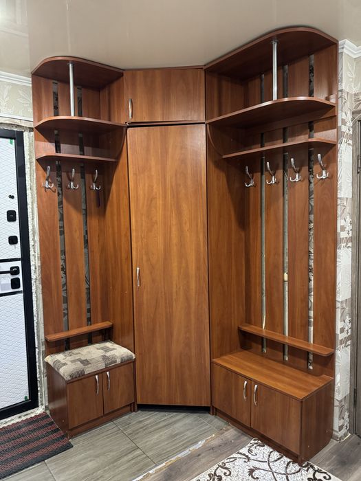 Продам угловой шкаф. Торг возможен