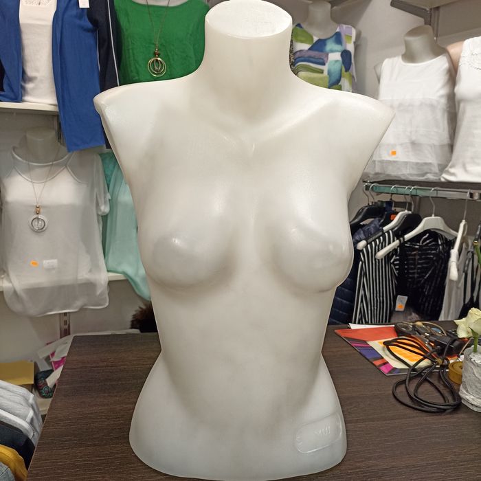 Бели дамски манекени,твърда пластмаса