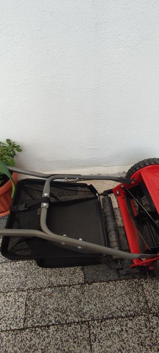 Masina manuală de tuns iarba