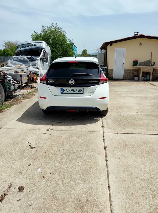 Продавам лек автомобил Нисан