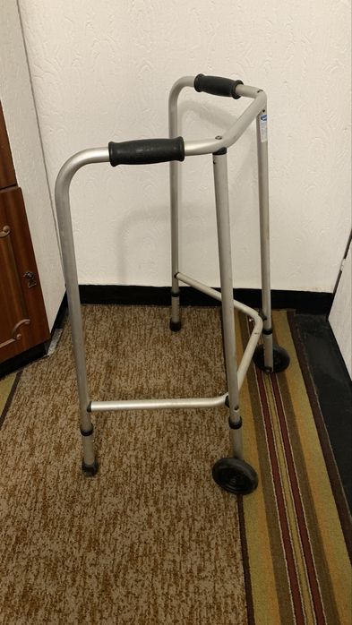 Ролатор / проходилка за възрастни/