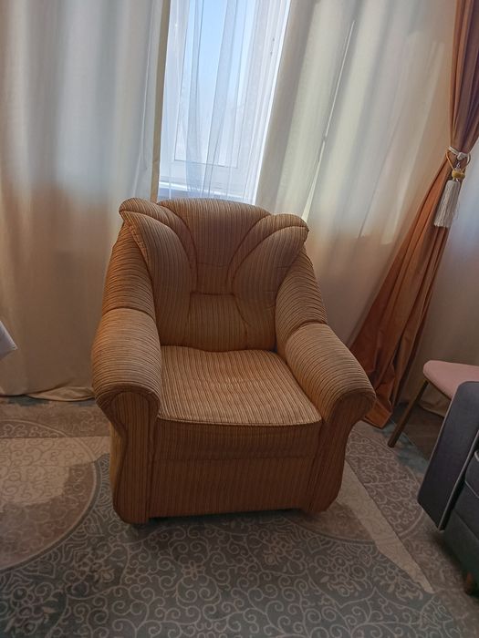 Срочно продам диван и два кресла
