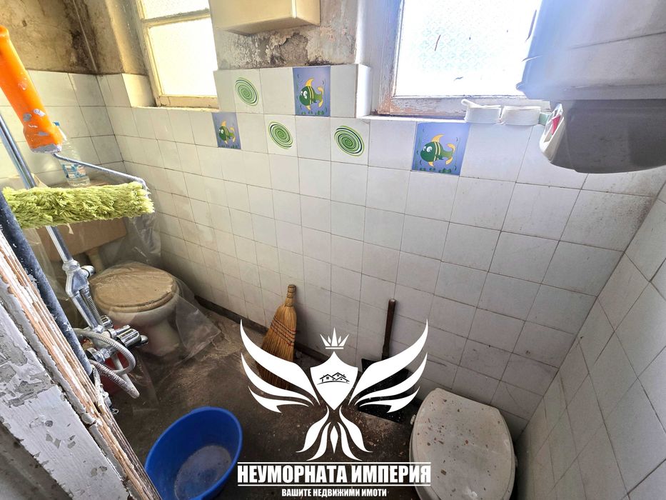 Продавам тристаен апартамент РЗП 172кв.м.на втори етаж с изба и таван в гр.Пловдив, широк център