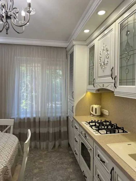 Дава се под наем Тристаен апартамент в София, Център - 90 кв.м за 586.5 € - Снимка #1