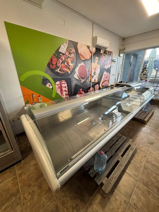 Vand vitrine frigorifice si alte echipamente pentu magazin alimentar