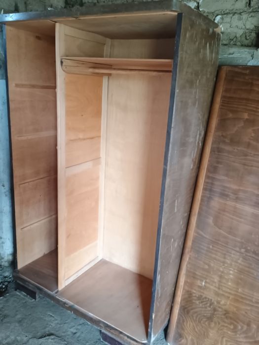 Ретро двукрилен гардероб орех