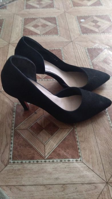 Отдам даром женскую обувь