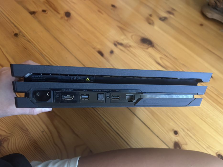 Плейстейсън 4 про с два джойстика и три игри