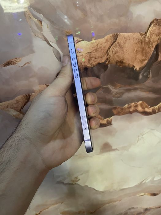 Продам телефон Айфон 12 128