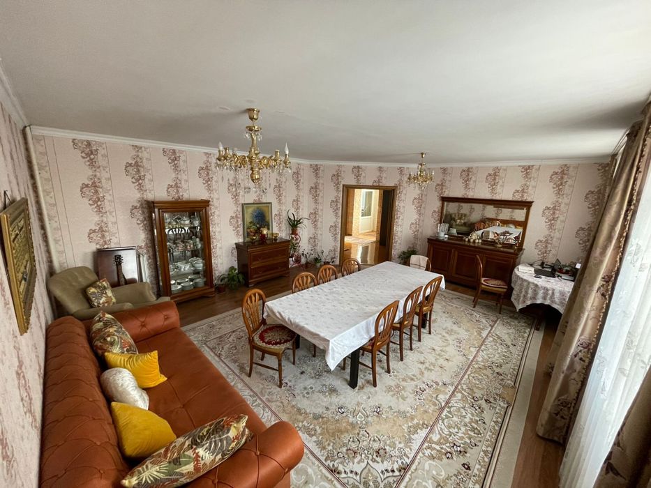 Продается просторный трех этажный дом