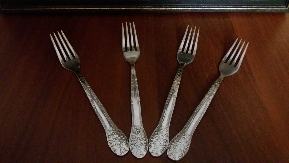 Вилки, ножи. Столовые приборы.