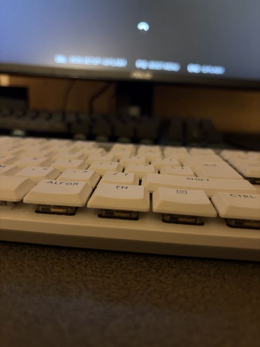 Продаю клавиатуру Logitech G515 LIGHTSPEED TKL белый