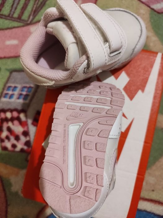 Vind in conditii bune adidași pt bebelusi