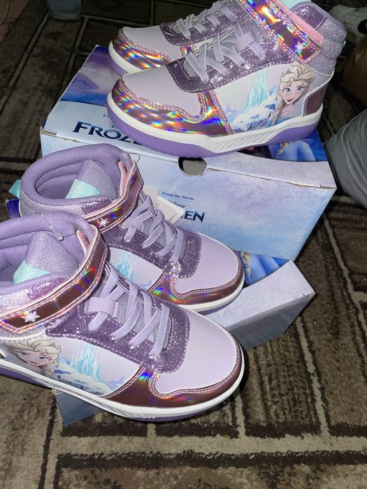 2 Perechi adidaşi FROZEN cu luminițe