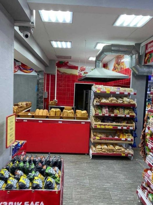 Отдельно стоящее здание в центре города.