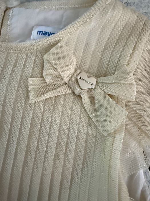 Детска рокля Mayoral с плисиран ефект и панделка