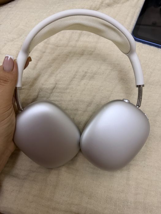 Airpods max серебристого цвета
