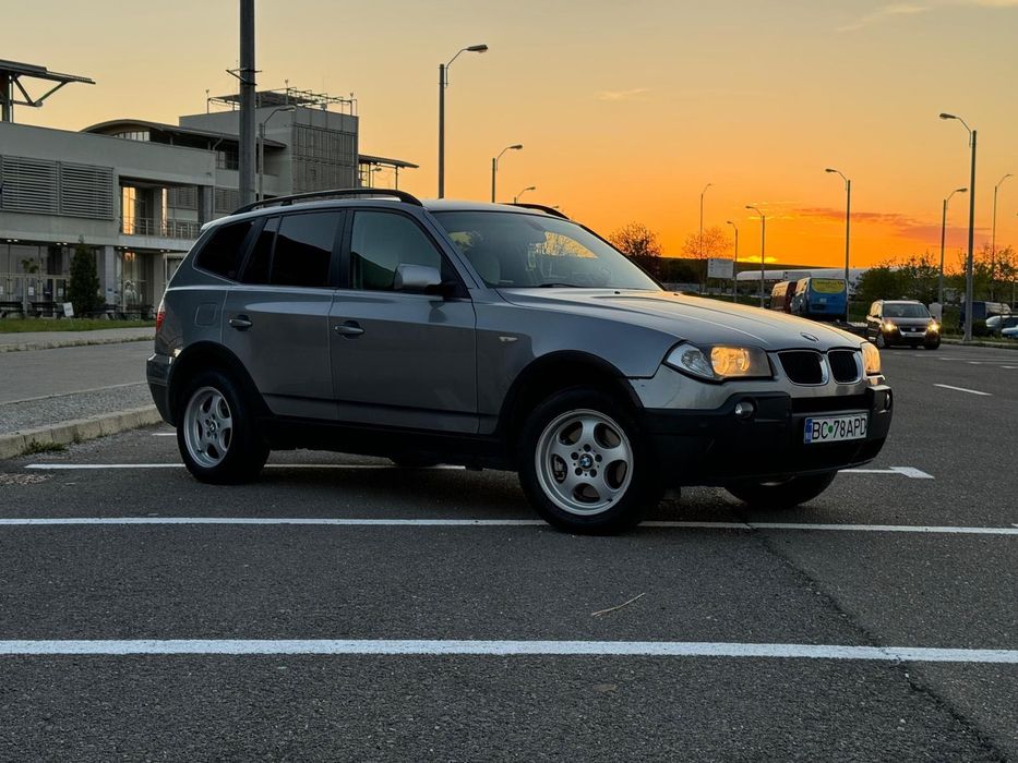 Vând BMW X3, mașină elegantă și confortabilă, potrivită atât pentru oraș, cât și pentru drumuri lungi.