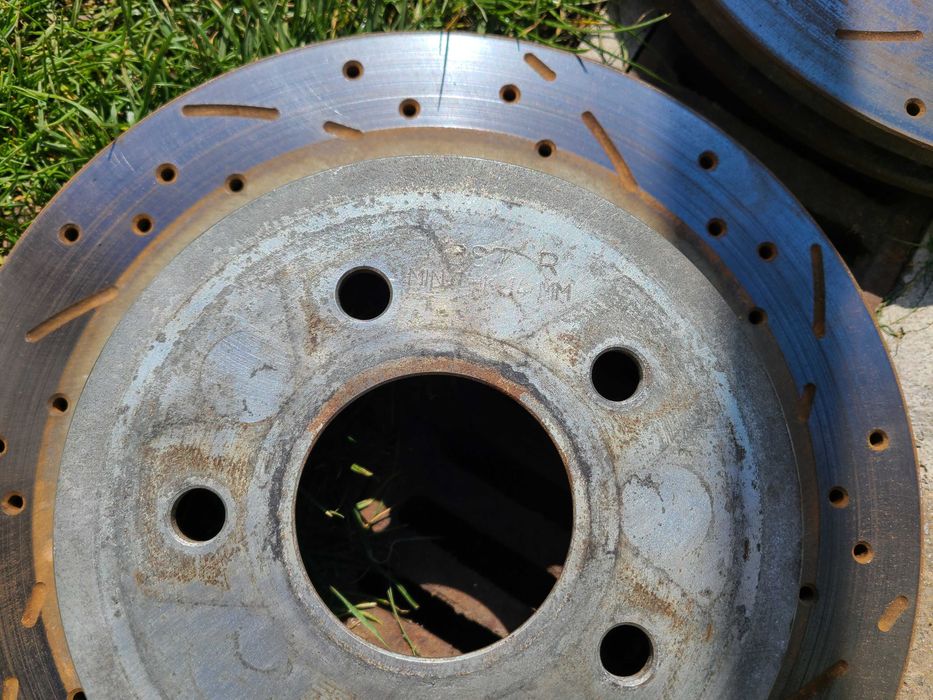 Спирачни апарати , задни дискове и накладки nissan infiniti