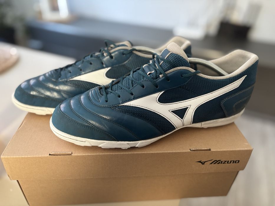 Футболни пбувки Mizuno.