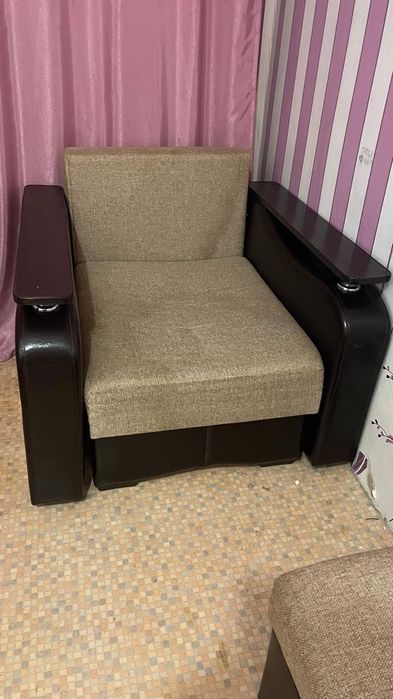 Продам угловой диван и прихожую.