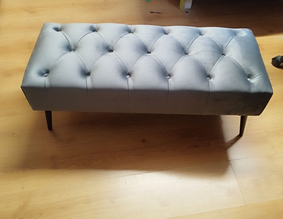 Vând băncuță tapițată Chesterfield din catifea Gri deschis
