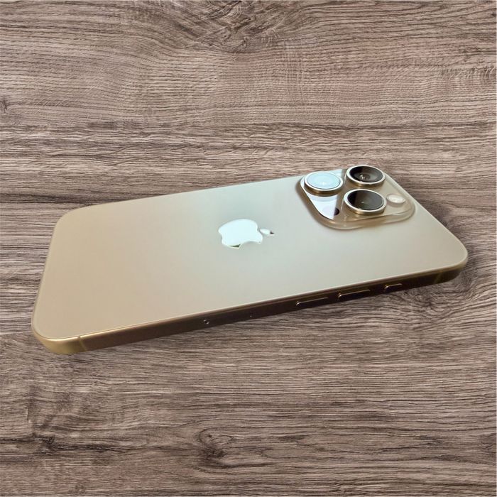 iPhone 15 Pro fără urme de utilizare