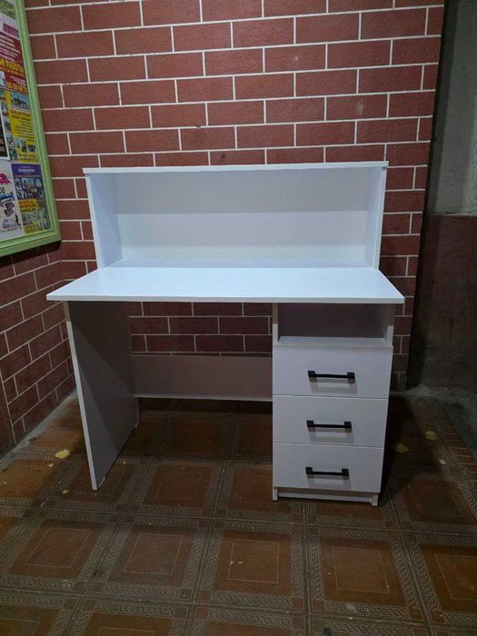 Письменный стол впишется в интерьер абсолютно любого стиля.