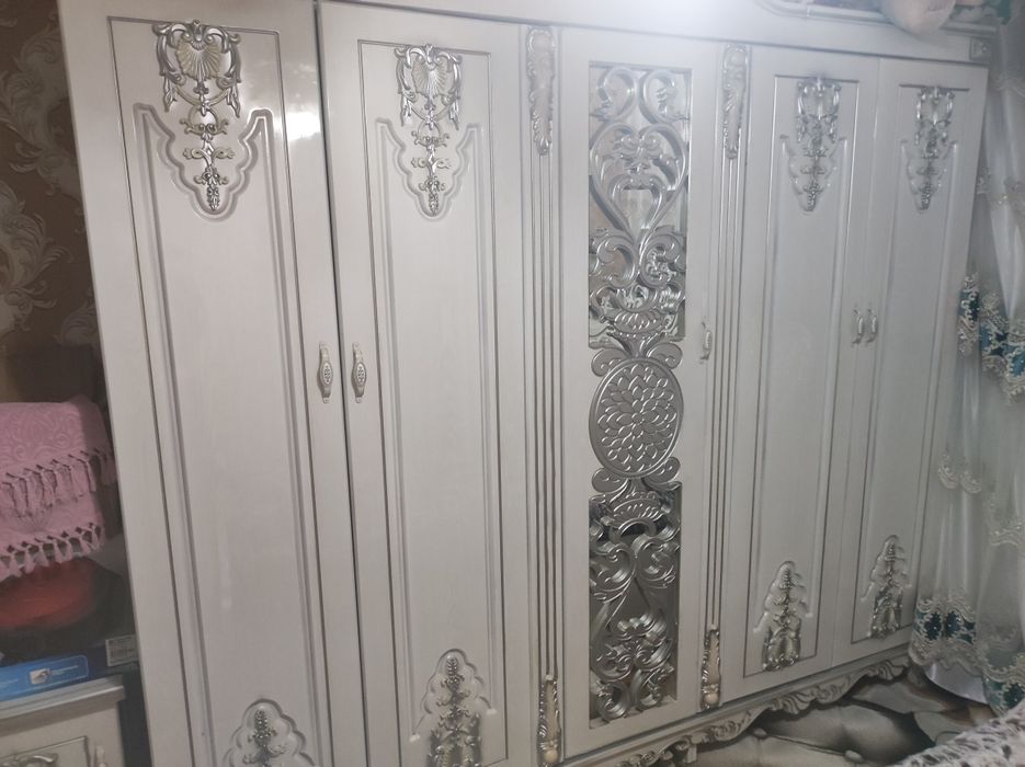 Stenka, pardoz oyna, yotoqxona mebeli sotiladi