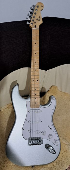 Vând chitară electrica Fender stratocaster
