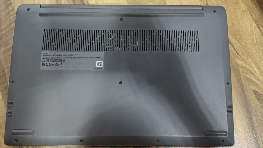 Laptop Lenovo IdeaPad 3 15ADA6 - Ryzen 3 - 8GB RAM - 256GB SSD cu încărcător original de vânzare