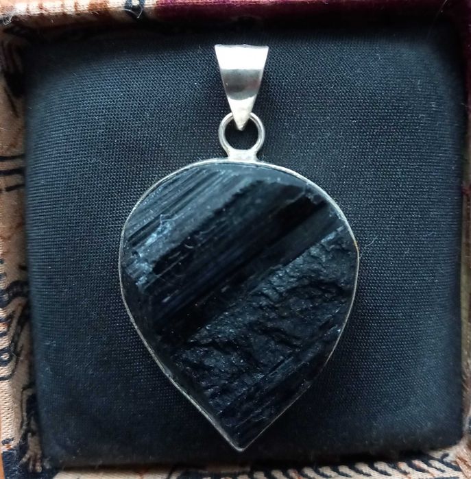 Pandantiv turmalina neagra neprelucrata