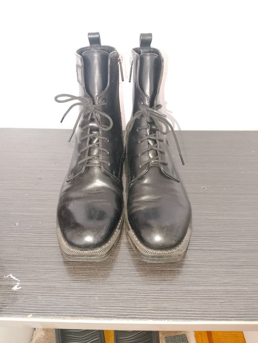 Продам женские ботинки