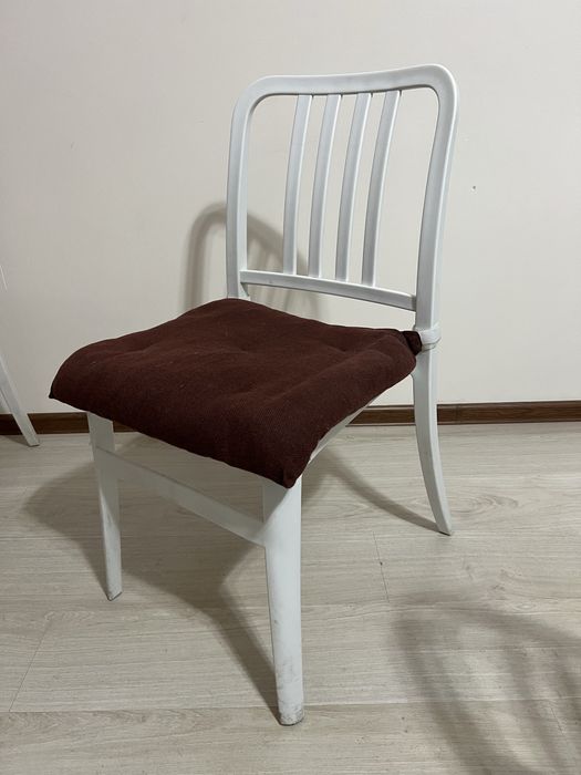 Продам стулья. Белые и черные