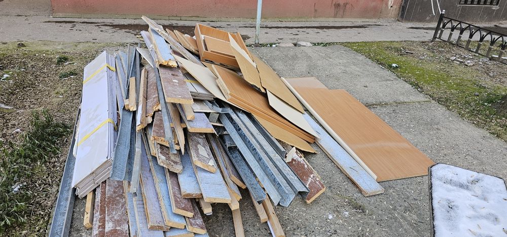 Дверь, доски, шкаф