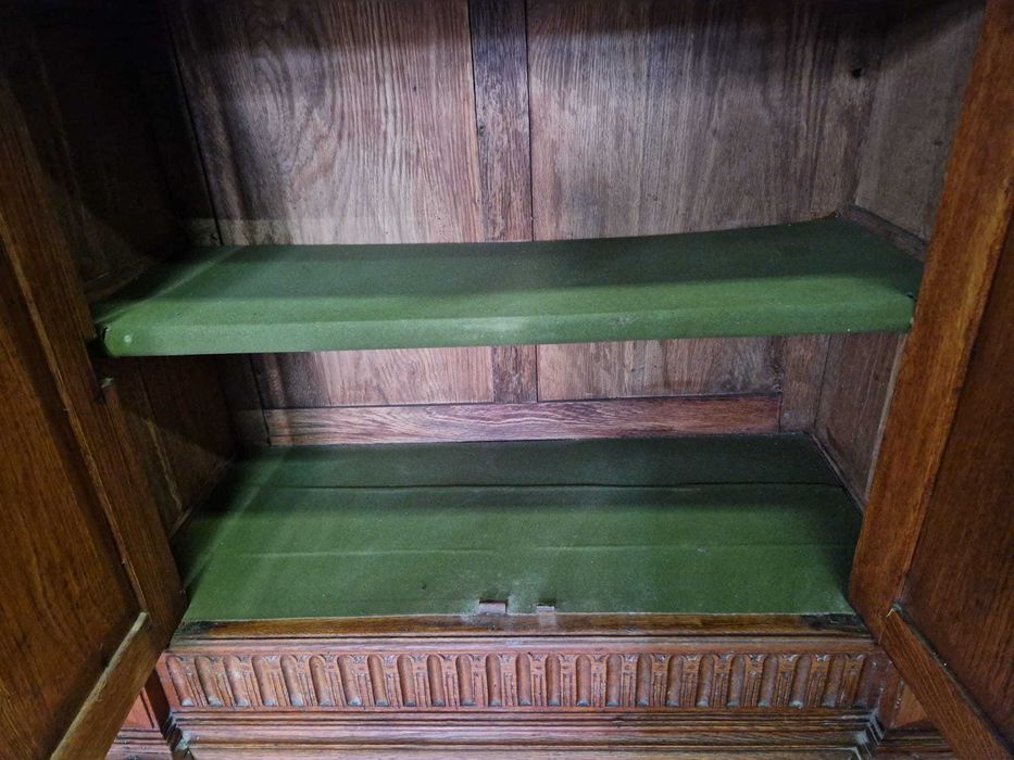 Разкошен Ръчно Резбован Дъбов Бюфет С Цветен Витраж