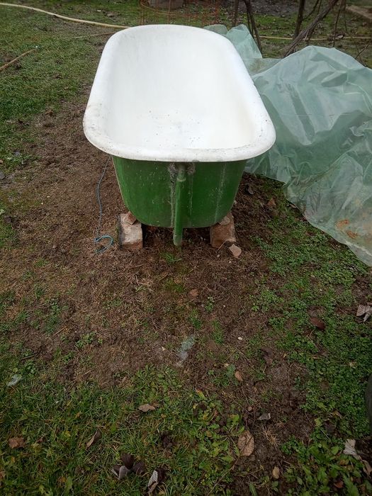 Vînd vană de fontă