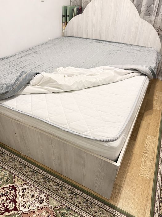Двуспальная кровать с матрасом