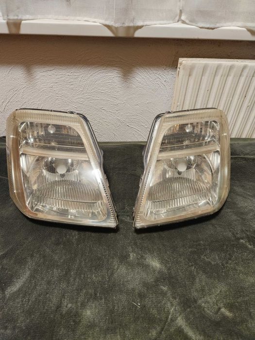 Фар Десен за Ситроен Ц2 в отлично състояние